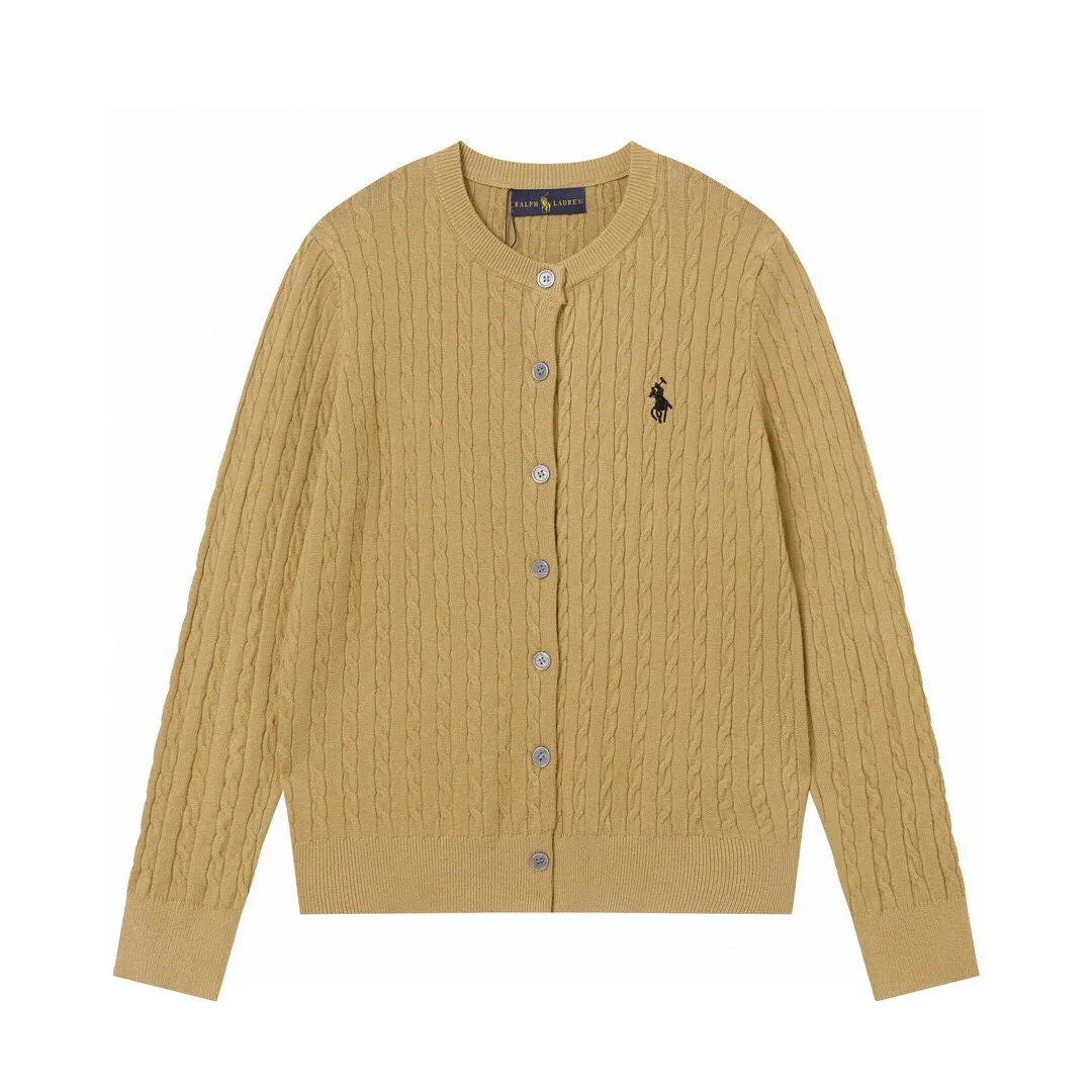 P166 Style No.: 602 -Ralph Lauren RL cardigan with classic war horse logo embroidery on the chest, long-sleeved sweater sweater jacket -The item is made of custom-dyed and custom-spun yarn, purchased from the original version. A full set of customized accessories. Details determine success or failure. Heavy new autumn and winter style. The weight of the item is as high as 800 grams. It is soft and delicate and does not tie the body. The upper body effect is very nice. Loose fit. Women's style. -Color: black, off-white, milk tea, light gray, dark gray. Navy blue red khaki red - Size: S / M / L S size 80-100 catties M size 100-120 catties Large size 120-135 catties